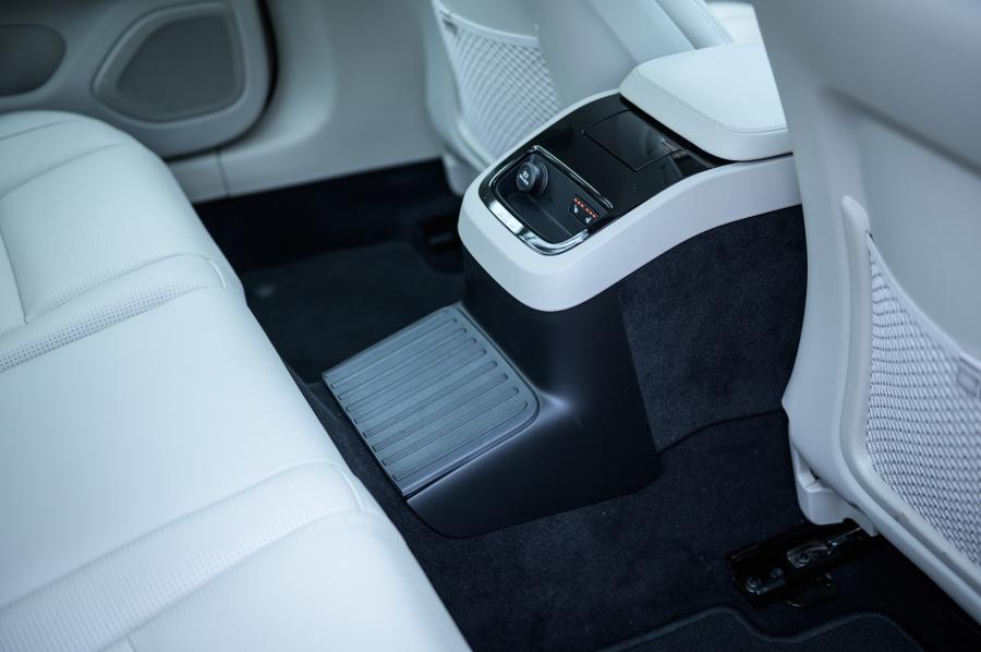 Интерьер Volvo S60 T6 Inscription 2019 года  (JP) (фото 17 из 21)